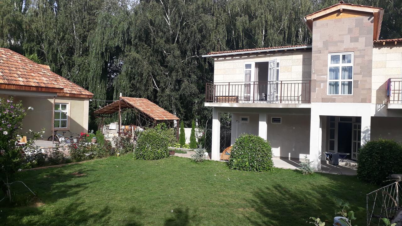 Zaton Guesthouse Cholpon-Ata Bagian luar foto